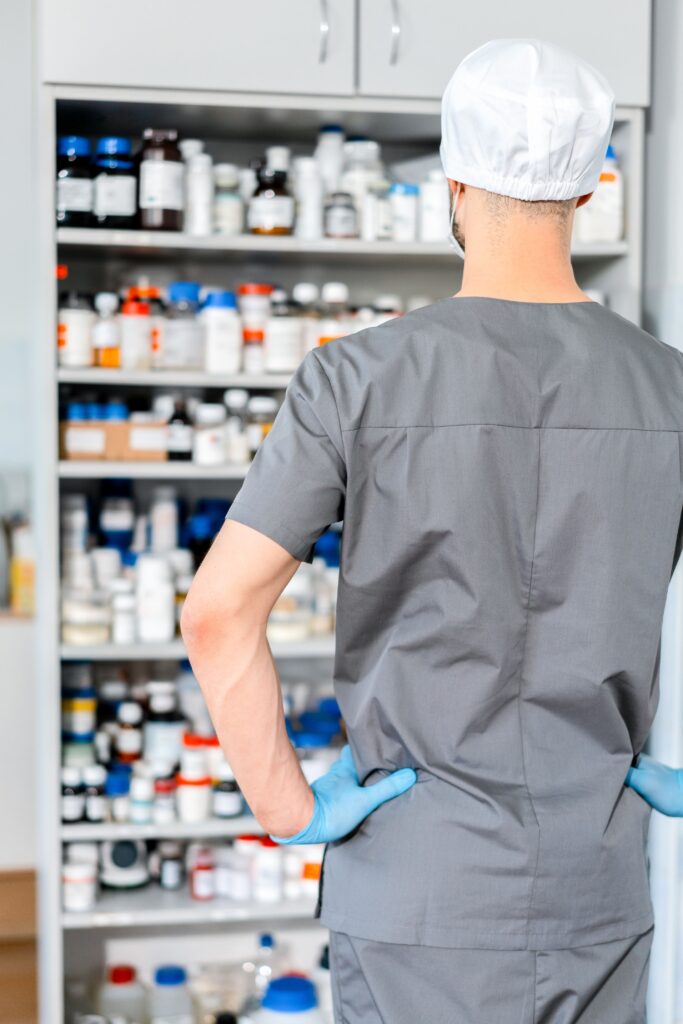 Farmaceutico en una farmacia de especialidad